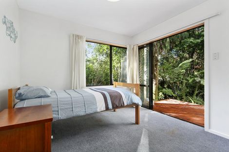 Photo of property in 1048 Scenic Drive North, Swanson, Auckland, 0816