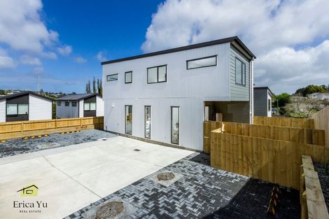 Photo of property in 1/21 Lowtherhurst Road, Massey, Auckland, 0614