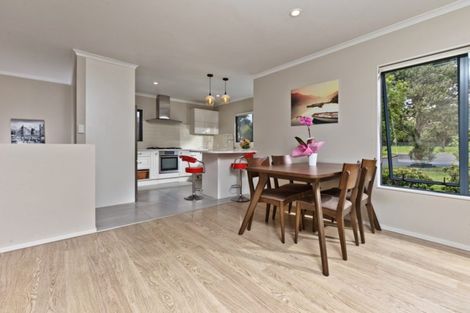 Photo of property in 28 Crimson Park, Oteha, Auckland, 0632