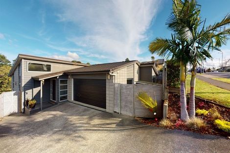 Photo of property in 94 Lake Panorama Drive, Henderson Valley, Auckland, 0612