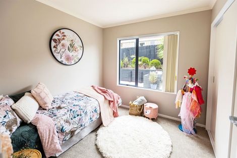 Photo of property in 13 Berkshire Terrace, Massey, Auckland, 0614