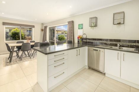 Photo of property in 5 Pearson Place, Paraparaumu, 5032