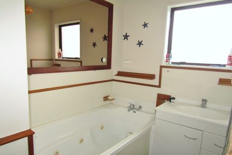 Photo of property in 14 Edgecombe Street, Newlands, Wellington, 6037