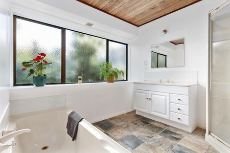 Photo of property in 1048 Scenic Drive North, Swanson, Auckland, 0816