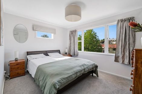 Photo of property in 39 Totaravale Drive, Totara Vale, Auckland, 0629