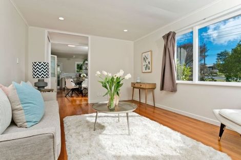 Photo of property in 1/962 East Coast Road, Northcross, Auckland, 0632