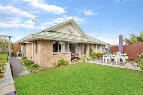Photo of property in 2/27 Wai Iti Place, Clendon Park, Auckland, 2103