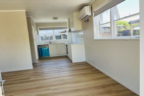 Photo of property in 8 Ranui Station Road, Ranui, Auckland, 0612