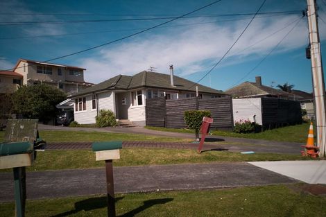 Photo of property in 1/102 Beresford Street, Bayswater, Auckland, 0622