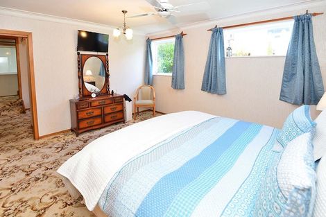 Photo of property in 49 Roberts Road, Matakatia, Whangaparaoa, 0930