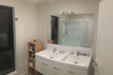 Photo of property in 29 Deverell Place, Northcross, Auckland, 0632