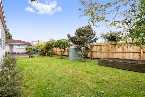 Photo of property in 10 Kaumatua Place, Te Atatu Peninsula, Auckland, 0610