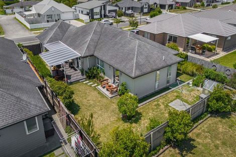 Photo of property in 17 Larmer Drive, Kumeu, 0810