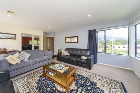 Photo of property in 11 Ruapehu Drive, Fitzherbert, Palmerston North, 4410