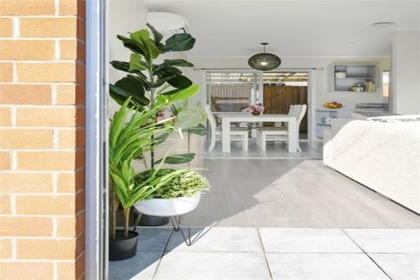 Photo of property in 2/17 Islington Avenue, New Lynn, Auckland, 0600