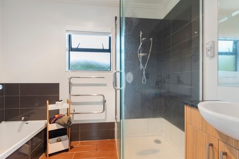 Photo of property in 23a Edgewater Parade, Waiuku, 2123