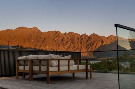 Photo of property in 66 Cedar Drive, Kelvin Heights, Queenstown, 9300