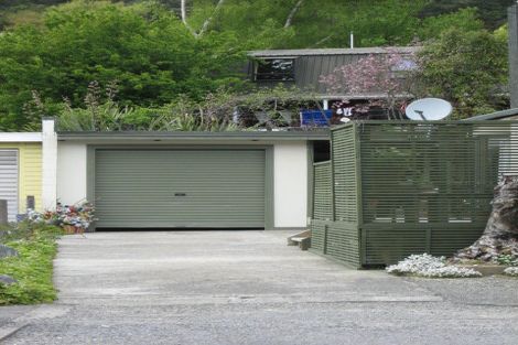 Photo of property in 102 Waikawa Road, Picton, 7220