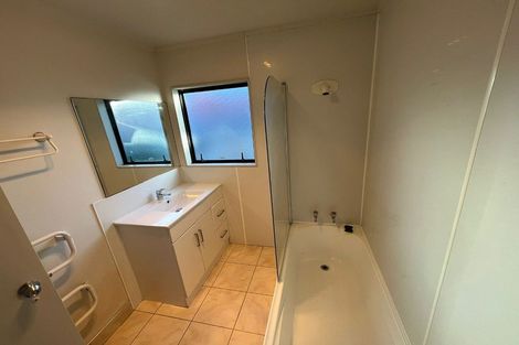 Photo of property in 9 Edgewater Drive, Pakuranga, Auckland, 2010