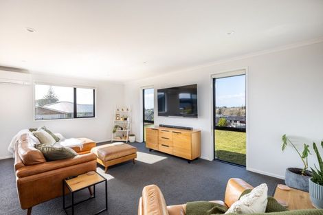 Photo of property in 3 Aheahea Way, Hurworth, New Plymouth, 4310