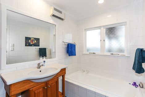 Photo of property in 8 Youngs Road, Papakura, 2110