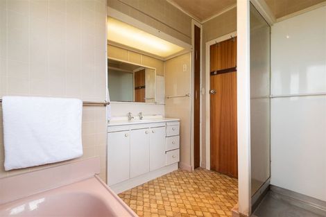 Photo of property in 84 Royal View Road, Te Atatu South, Auckland, 0610