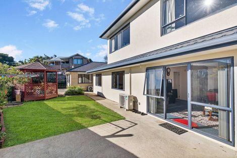 Photo of property in 16 Ewhurst Place, Goodwood Heights, Auckland, 2105