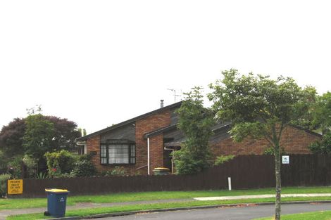 Photo of property in 1/40 Taupiko Place, Green Bay, Auckland, 0604