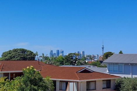 Photo of property in 5/128 Onewa Road, Northcote, Auckland, 0627