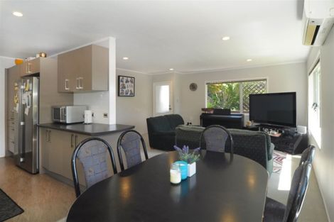 Photo of property in 1/333 Triangle Road, Massey, Auckland, 0614