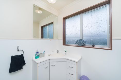 Photo of property in 8 Forbes Place, Kelvin Grove, Palmerston North, 4414
