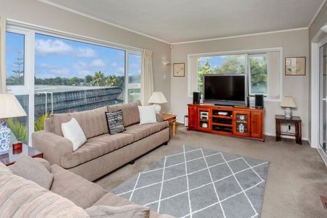 Photo of property in 10 Woodcote Drive, Glenfield, Auckland, 0629