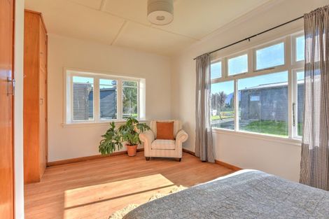 Photo of property in 9 Essex Street, Mossburn, 9792