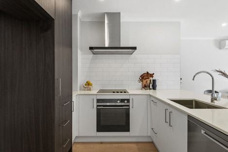 Photo of property in 2/1 Parapara Place, Albany, 0632