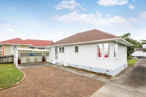 Photo of property in 14 Mackenzie Street, Te Atatu South, Auckland, 0610