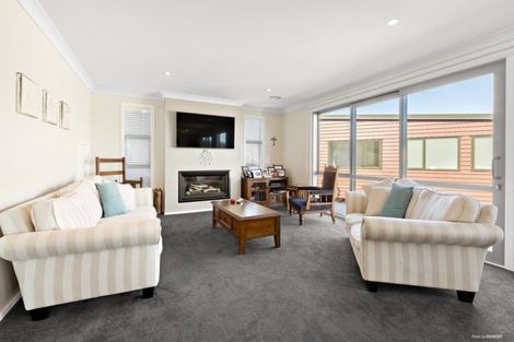 Photo of property in 8 Piper Way, Newlands, Wellington, 6037