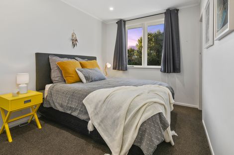 Photo of property in 10 Cobham Crescent, Kelston, Auckland, 0602