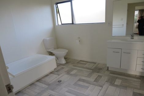 Photo of property in 16a Tonkin Drive, Sunnynook, Auckland, 0620