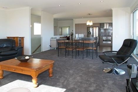 Photo of property in 10 Hollyford Place, Aotea, Porirua, 5024