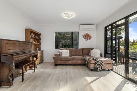 Photo of property in 1/14 Helicon Place, Totara Vale, Auckland, 0629