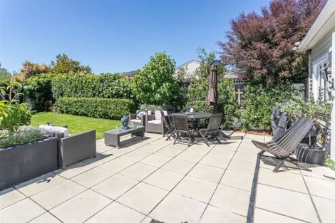 Photo of property in 100 Saint Andrews Square, Strowan, Christchurch, 8052