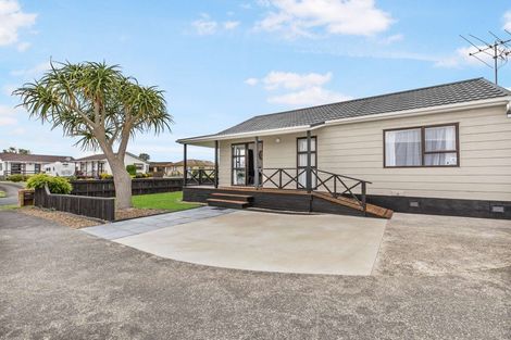 Photo of property in 24a Edgewater Parade, Waiuku, 2123