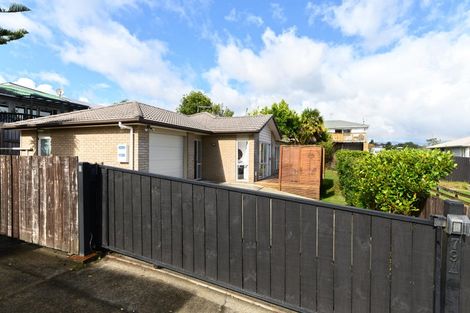 Photo of property in 79a Awaroa Road, Sunnyvale, Auckland, 0612