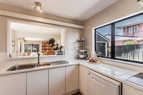 Photo of property in 2/25 Knights Road, Rothesay Bay, Auckland, 0630