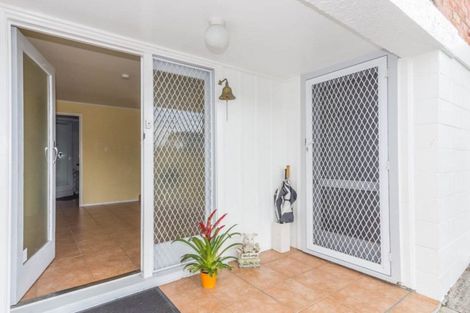 Photo of property in 15 Harrybrook Road, Green Bay, Auckland, 0604