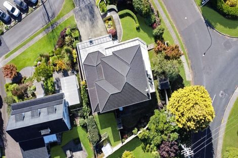 Photo of property in 2 Rika Place, Kawaha Point, Rotorua, 3010