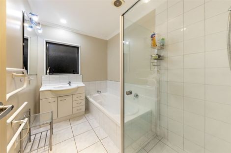 Photo of property in 36 Piper Place, Goodwood Heights, Auckland, 2105