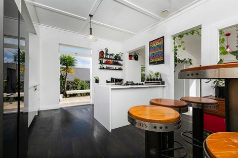 Photo of property in 5 Don Buck Road, Henderson, Auckland, 0614