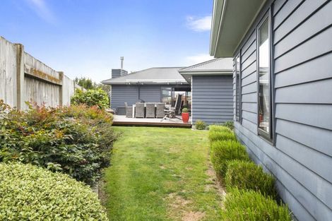 Photo of property in 9 Saint Heliers Grove, Fitzherbert, Palmerston North, 4410