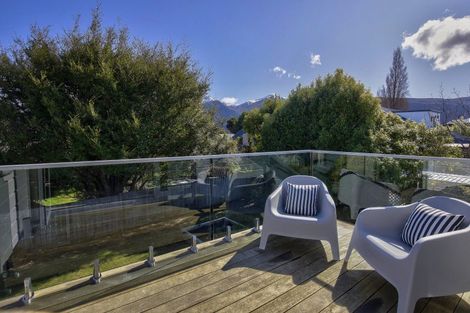 Photo of property in 5 Cedar Drive, Kelvin Heights, Queenstown, 9300